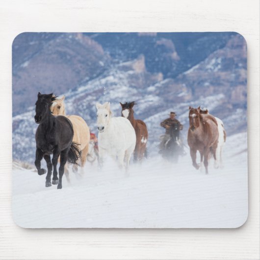 Pferd läuft durch den Schnee Mousepad (Vorne)