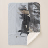 Pferd läuft durch den Schnee Sherpadecke (Vorderseite)