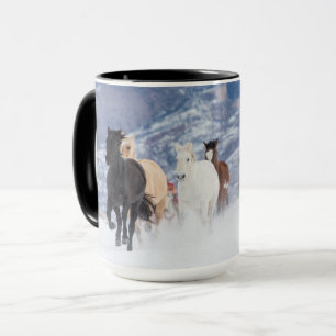 Pferd läuft durch den Schnee Tasse