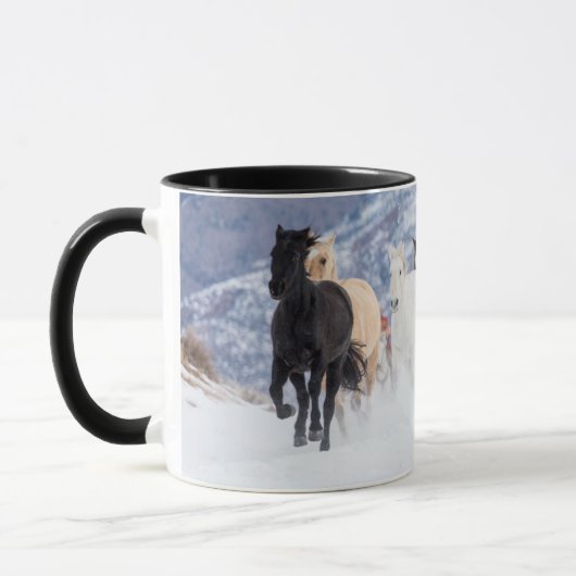 Pferd läuft durch den Schnee Tasse (Links)