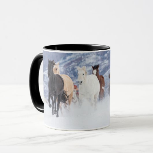 Pferd läuft durch den Schnee Tasse (Vorderseite Links)