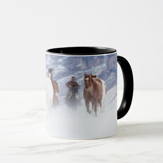 Pferd läuft durch den Schnee Tasse (VorderseiteRechts)