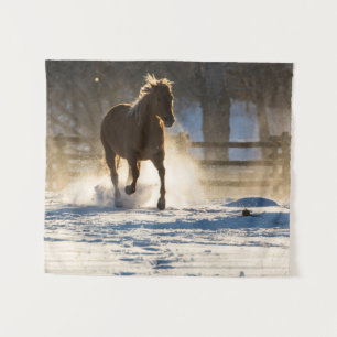 Pferd läuft durch den Schnee Wandteppich
