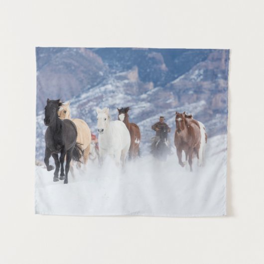 Pferd läuft durch den Schnee Wandteppich (Vorderseite (Horizontal))