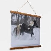 Pferd läuft durch den Schnee Wandteppich Mit Holzrahmen (Gewinkelt)