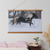 Pferd läuft durch den Schnee Wandteppich Mit Holzrahmen (Schlafzimmer)