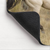 Pferd läuft durch Präriegras Mousepad (Ecke)