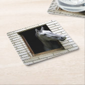 Pferd mit Blick ins Fenster Rechteckiger Pappuntersetzer (angewinkelt)