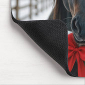 Pferd mit einem Weihnachtskranz Mousepad (Ecke)