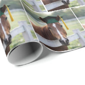 Pferd mit grüner Abschlussmütze Geschenkpapier (Rolleneckpunkt)