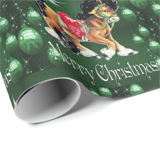 Pferd mit grünes Verzierungs-Grün-frohen Geschenkpapier (Rolleneckpunkt)