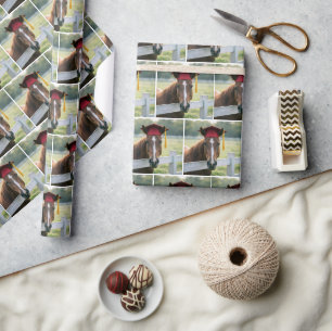 Pferd mit roter Abschlussmütze Geschenkpapier
