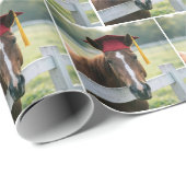 Pferd mit roter Abschlussmütze Geschenkpapier (Rolleneckpunkt)