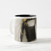 Pferd mit Scheuklappen Zweifarbige Tasse (Vorderseite Links)