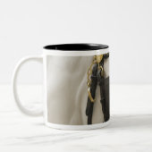 Pferd mit Scheuklappen Zweifarbige Tasse (Links)