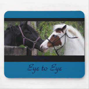 Pferd mustert Mousepad