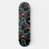 Pferd Neonlicht Glitch Retro-Stil Skateboard (Vorderseite)