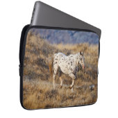 Pferd Roaming in den Landschaftlichen Hügeln des G Laptopschutzhülle (Vorne Rechts)