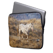 Pferd Roaming in den Landschaftlichen Hügeln des G Laptopschutzhülle (Vorderseite Links)
