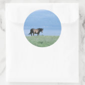 Pferd, See und Berglandschaft Runder Aufkleber (Tasche)