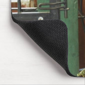 Pferd stehend in einem Stall Mousepad (Ecke)