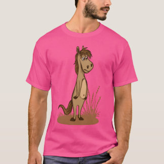 Pferd steht angewidert neben Freund T-Shirt