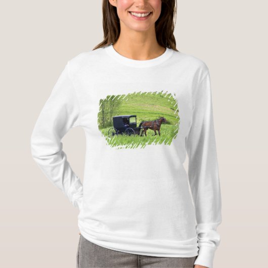 Pferd und Buggy in der Nähe von Berlin, Ohio. T-Shirt (Vorderseite)