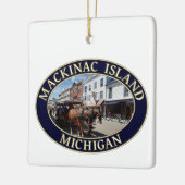 Pferd und Heirat in der Innenstadt von Mackinac Keramikornament (Links)