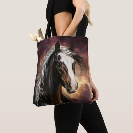 Pferd unter einem fiery Sky Tasche (Von Nahem)