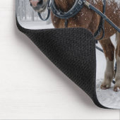 Pferd vor einem Schlitten gespannt neben einer Kir Mousepad (Ecke)