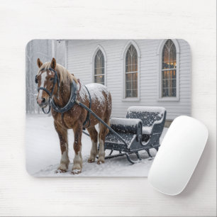 Pferd vor einem Schlitten gespannt neben einer Kir Mousepad