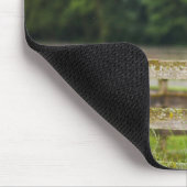 Pferd vor Ort, das über den Zaun schaut Mousepad (Ecke)