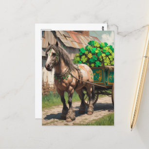 Pferd zieht einen Wagen voller Shamrocks mit AI-Gl Postkarte