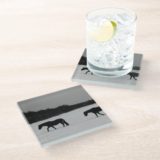 Pferde an der Schneeküste Glasuntersetzer (Schrägansicht)