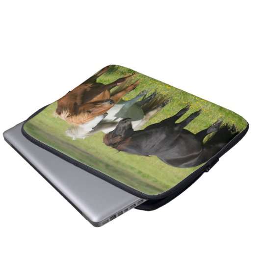 Pferde auf der Ranch, Südisland Laptopschutzhülle (Vorne Knopf)