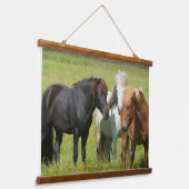 Pferde auf der Ranch, Südisland Wandteppich Mit Holzrahmen (Gewinkelt)
