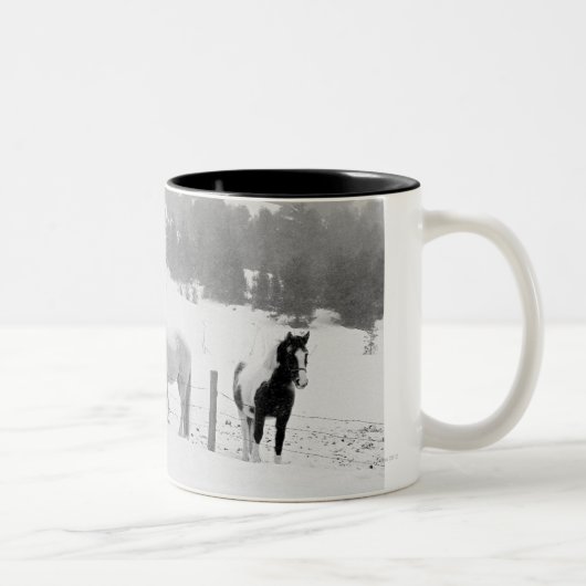 Pferde auf Ranch Zweifarbige Tasse (Rechts)