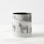 Pferde auf Ranch Zweifarbige Tasse (Mittel)