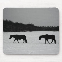 Pferde auf Schnee Mousepad