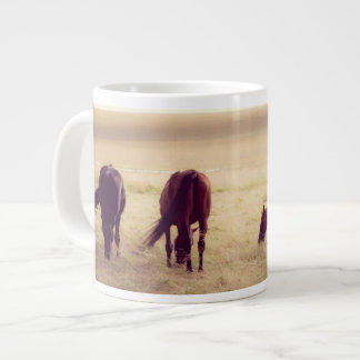 Pferde auf Weide Jumbo-Tasse