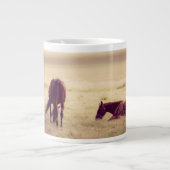Pferde auf Weide Jumbo-Tasse (Vorderseite)