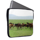 Pferde auf Weide - Landschaftsfotografie Laptopschutzhülle (Vorne Rechts)