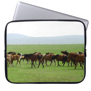 Pferde auf Weide - Landschaftsfotografie Laptopschutzhülle