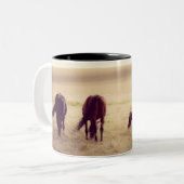Pferde auf Weide Zweifarbige Tasse (Vorderseite Links)