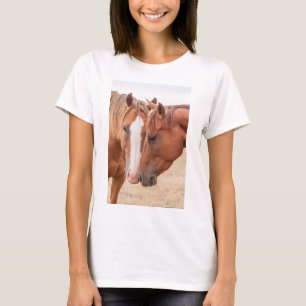 Pferde beim Schmusen auf einer Weide T-Shirt