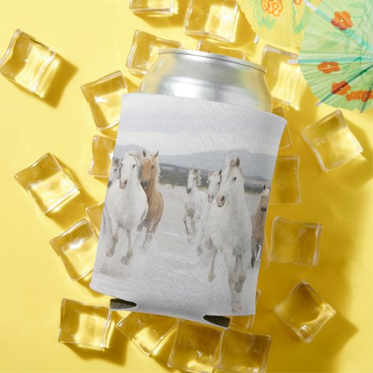 Pferde, die am Strand laufen Dosenkühler (In Situ Sommer)