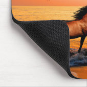 Pferde, die am Strand von Sonnenuntergang laufen Mousepad (Ecke)