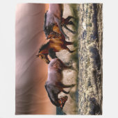 Pferde, die bei Sonnenuntergang im Ozean surfen Fleecedecke (Vorderseite)