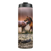 Pferde, die bei Sonnenuntergang im Ozean surfen Thermosbecher (Vorderseite)