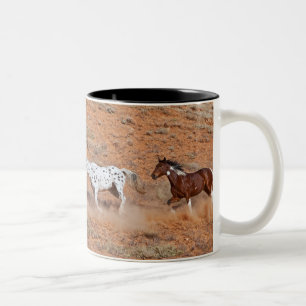 Pferde, die durch Big Horn MT in Shell Wyoming str Zweifarbige Tasse